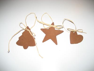 Easy ornaments for your Christmas tree tied with raffie bows