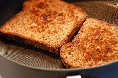 Delicious and Easy Sandwich - grilled peanut butter and chocolate 